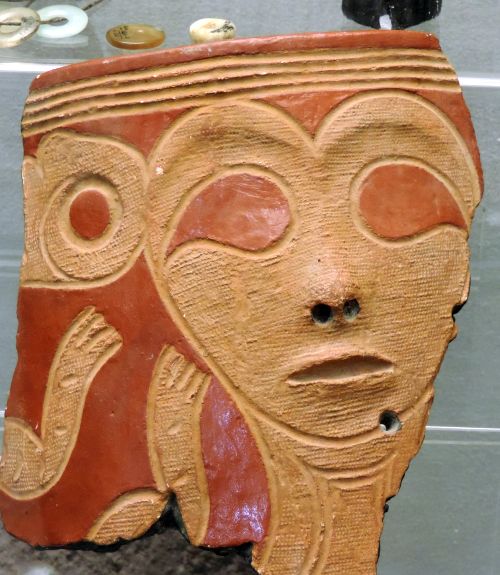 Фрагмент керамического сосуда из села Вознесенского Амурского района - творение неведомых палеоазиатских мастеров, живших пять тысяч лет назад. Современные мифотворцы пытаются трактовать его, как... славянское, но это нелепица, типично азиатское лицо, точнее - стилизация в духе Древнего Востока.