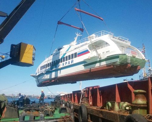 Судно проекта А45-2 «70 лет Победы» на погрузке на баржу.