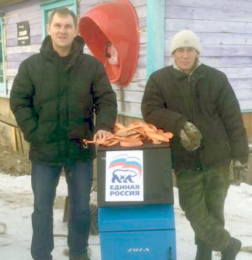 Депутату Законодательной думы Хабаровского края Егору Калинину (слева) новый котел для Дома культуры помогли установить местные жители с. Догордон