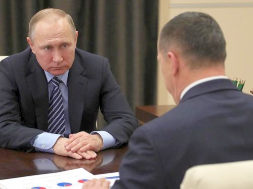 Владимир Путин с зампредом правительства - полномочным представителем президента в Дальневосточном федеральном округе Юрием Трутневым.