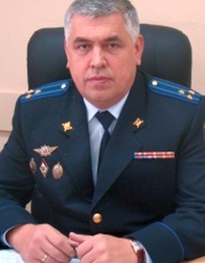 Илья Шамратов, с сентября 1998 г. по ноябрь 2010 г. прошел путь от начальника следственного управления при УВД Благовещенска Амурской области до заместителя начальника Восточно-Сибирского УВД на транспорте МВД России - начальника следственного управления. С ноября 2010 г. занимал должность заместителя начальника Управления на транспорте МВД России по Дальневосточному федеральному округу - начальника следственного управления. С 28.09.2013 г. на основании приказа Министра внутренних дел России возглавил следственное управление УМВД России по Приморскому краю.