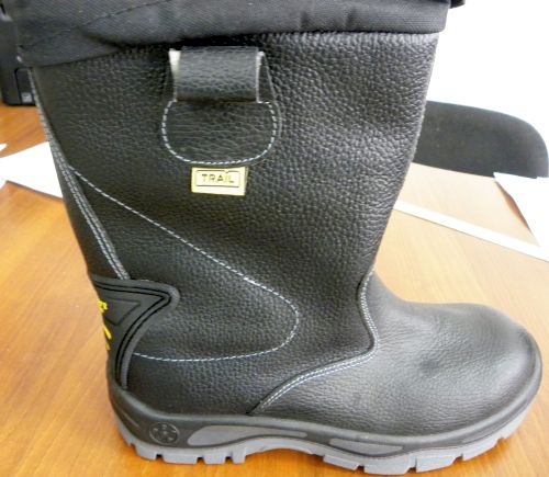 В ЕАО врачам выдали «кирзачи» и обязали носить на работе под угрозой ...