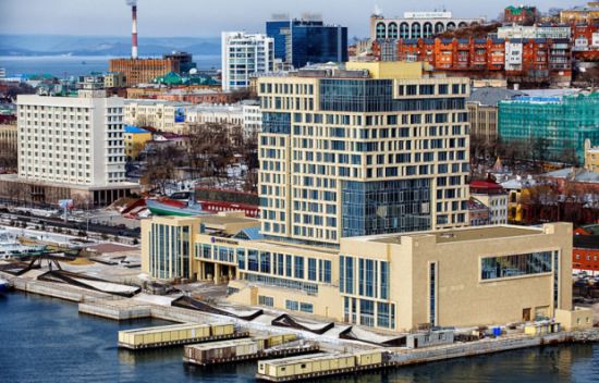 Первоначально заложенные в 2010 году «Хаятты» должны были войти в строй к саммиту АТЭС, но каждый год сроки сдачи сдвигались, а краевой бюджет приходилось «доить» снова и снова