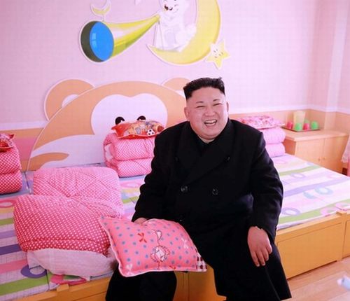 Ким Чен Ын в детском интернате Пхеньяна