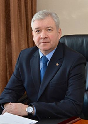 Потенциальный кандидат в министры - нынешний руководитель главного управления внутренней политики губернатора и правительства края Сергей Комаров