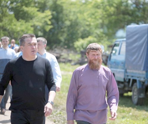 Председатель общины Ульян Мурачев (справа) провел главу края Владимира Миклушевского по селу