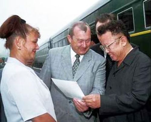 Ким Чен Ир и дальневосточный полпред президента РФ Константин Пуликовский во время поездки по России. Благовещенск, август 2001 года