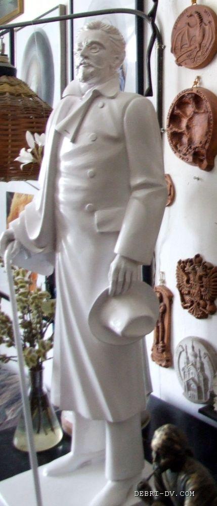 Называется это скульптурная композиция «Чехов на Амуре». По задумке автора Владимира Бабурова, писатель перед Амуром снял шляпу, припустил трость и глядит в даль. Фото А.Скорына