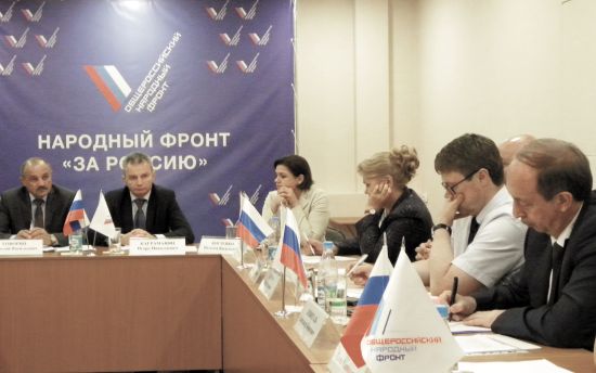 Рабочая группа по вопросам здравоохранения ЕАО, включая заместителя министра здравоохранения РФ Игоря Каграманяна (второй слева). Докладывает губернатор ЕАО Александр Левинталь (крайний справа)