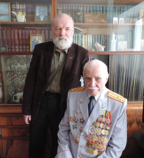 Автор (слева) в гостях у Константина Распутина. 