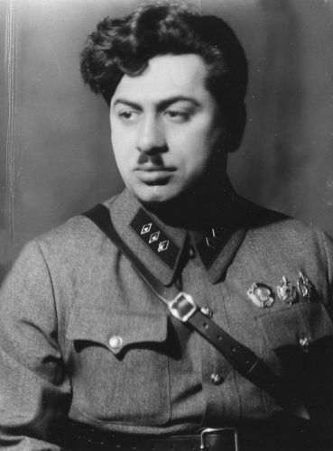 Начальник УНКВД по ДВК Люшков Генрих Самойлович. Летом 1938 года на участке Посьетского погранотряда перешел в Маньчжурию к японцам. По некоторым данным, умер в 1968-69 г. от рака легких в собственной гасиенде близ города Такупита (Венесуэла). Там же и похоронен под именем Сантос де Оривера. (Прим. ред.)