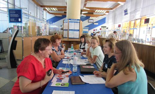 Корреспондент "Хабаровского пенсионера" Ольга Соколова (на переднем плане слева) на встрече с представителями почтового ведомства.