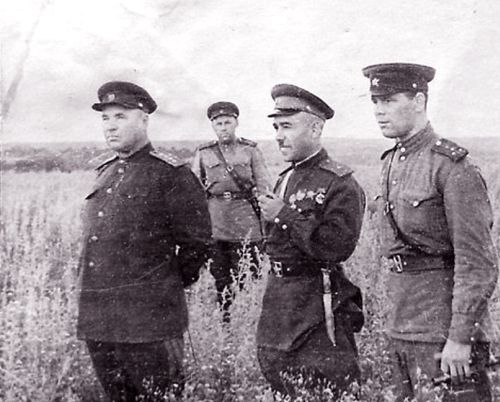 Генерал армии Иосиф Апанасенко (слева на переднем плане) на Курской дуге, лето 1943 года. Фото sammler.ru