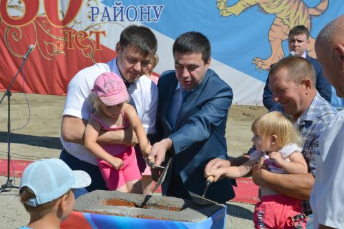 Глава Хабаровского района Денис Удод (слева) иногда использует для пиара малолетних детишек? Фото Натальи Киреевой