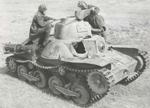 Японский танк. Обратите внимание на размеры и пушку