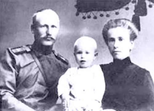 И.Т. Андреев с семьей. 1916 г. Андреев после взятия крепости Чныррах, помог партизанам восстановить разукомплектованные в 1918 году крепостные орудия, которые затем приняли участие в обстреле города, что вынудило японцев приступить к переговорам с партизанами и, в конечном итоге, впустить их в город