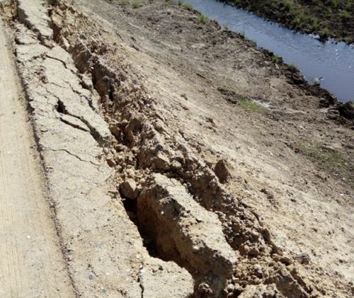 «На теле комплекса защитных гидротехнических сооружений периодически появляются трещины, что приводит к сползанию грунта с откосов дамбы»