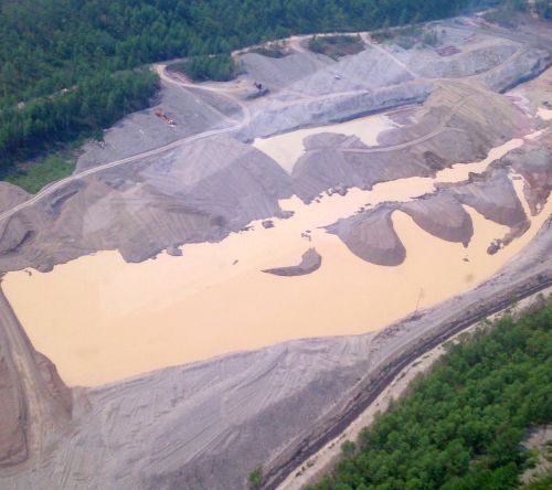 Реке Ху (Колба) - приток Тумнина. Эта грязь попадает на икрометы реки Тумнин