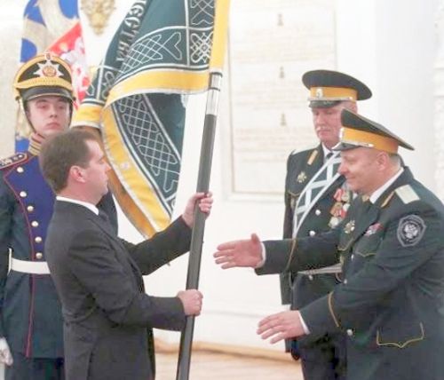 Олег Мельников (справа) передаст знамя УВКО, полученное из рук президента РФ Дмитрия Медведева в 2010 году новому атаману Владимиру Степанову (второй справа)