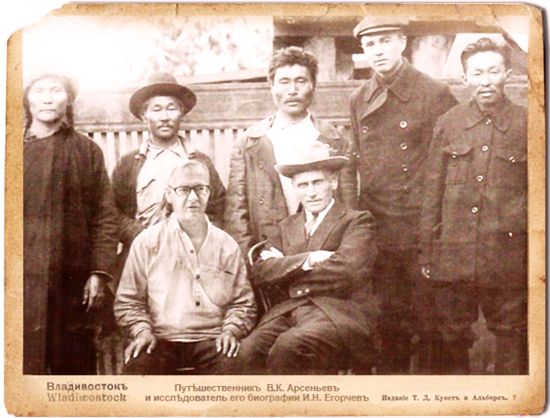 Виктор Буря на день рождения подарил Ивану Егорчеву такую открытку. На её обороте трудноразличимая надпись перьевой ручкой чёрными чернилами. То что удалось прочитать: "Дорогому Ива... ...колаъ.чу от ...имира ...вдъеви.. с пре..ликой ...года.но.тию за труды Ваш. правъдныя! Вашъ навеки ..сеньевъ. 19.. [подпись] 