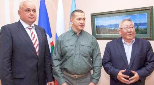 Гендиректор ООО УК «Колмар» Сергей Цивелев, полпред в ДФО Юрий Трутнев и глава Якутии Егор Борисов (слева направо). Фото: НВК «Саха»