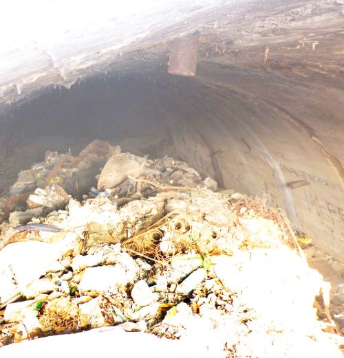 Свалка начинается от входа в тоннель. 25.10.2017. Фото В. Меринова