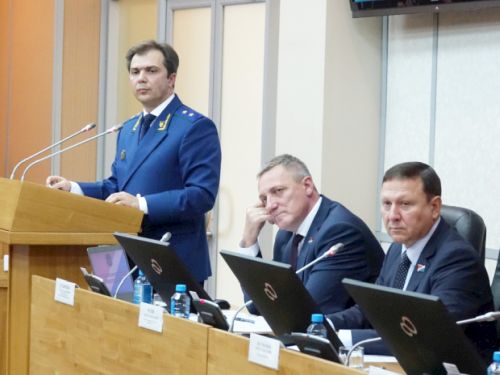 Приморский прокурор Сергей Бессчасный (за трибуной)