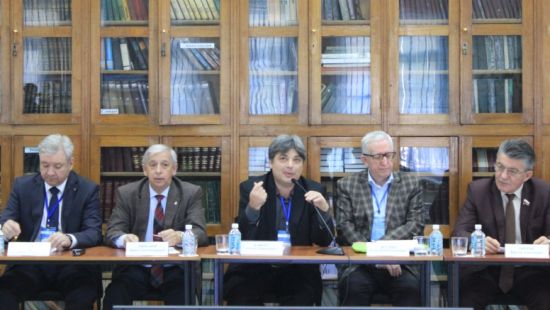 «Поддержка гражданских инициатив позволяет без нажима включать население в процесс формирования стабильности, подключать их к политическим событиям», - подчеркнул министр внутренней политики и информации края Сергей Комаров (крайний слева) на  IV Гражданском форуме в Хабаровске.