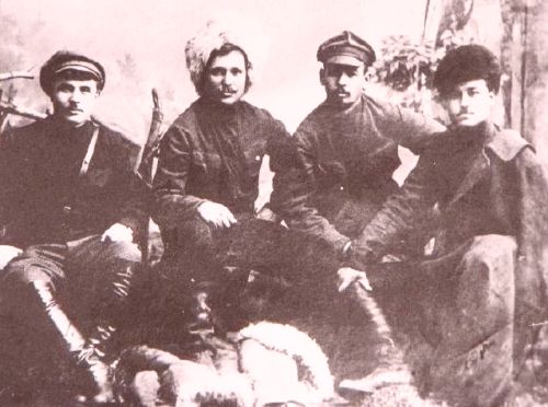 Красные казаки - партизанские командиры Приморья. Второй слева командир красногвардейского и партизанских отрядов в 1918-1922 годах Г.М. Шевченко, уссурийский казак, в отряде которого одно время находился Я.И. Тряпицын.