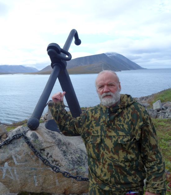 Владимир Иванов-Ардашев: Бухта Провидения (Чукотка) - здесь снимали фильм «Территория». А в 1978 году тут установили памятник Витусу Берингу - корабельный якорь. Информационная табличка гласит: «Витусу Берингу и его спутникам в честь 250-летия Первой Камчатской экспедиции 1725-1730 г.г. От Дальневосточного Высшего инженерного морского училища им. Г. И. Невельского, географического общества СССР и экипажей яхт Родина и Россия. Август 1978 г.».