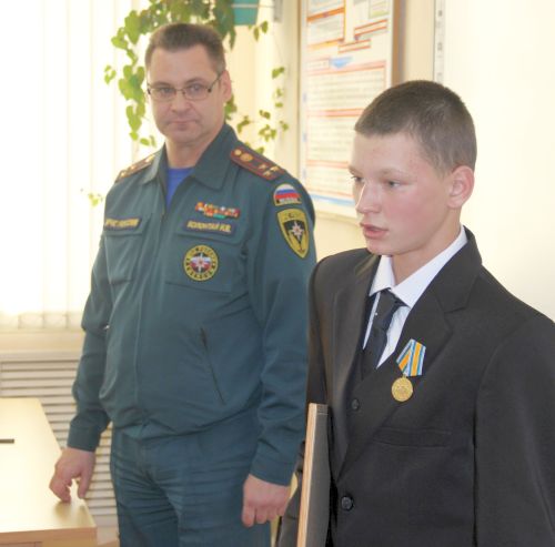 Заместитель начальника Главного управления МЧС России по Хабаровскому краю Иван Колонтай вручил медаль МЧС России «За спасение погибавших не водах» Алексею Устюжину