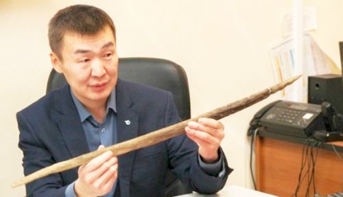 Сотрудник Музея мамонта СВФУ показывает копье. Фото: Айаал Черноградский, специально для редакции корпоративных медиа СВФУ