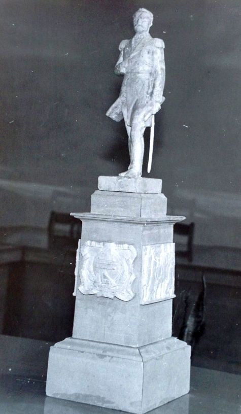 Скульптор Эдуард Маловинский успел восстановить скульптуру Невельского лишь в виде модели.