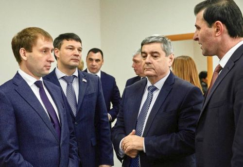 Губернатор Амурской области Александр Козлов (крайний слева) и председатель Амурского областного суда Сергей Семёнов (в центре) считают, что новое здание мировых судей отвечает самым современным требованиям.