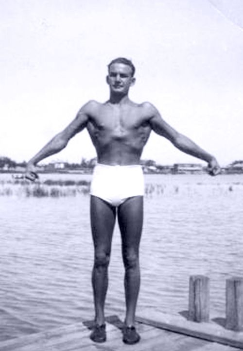 Георгий Георгиевич прислал мне ее в одном из писем и собственноручно написал на обороте: «Пловец, гребец, 10-борец, снайпер, японист, китаист, танцор, конькобежец-чемпион, боксер, кэтчист, учитель, студент»