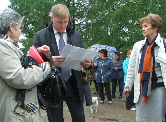 Председатель Законодательной думы С.Л. Луговской (в центре) и депутат И.И. Штепа (справа) твердо пообещали, что при передаче ж/д больницы министерству здравоохранения Хабаровского края никто не пострадает.   Как видим, их слова расходятся с делами или они опять не в курсе происходящего на территории края?