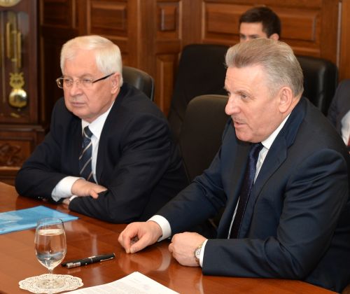 Краевой власти хочется победных рапортов: губернатор Хабаровского края Вячеслав Шпорт и делатель внутренней политики - зампред правительства Виктор Марценко (слева).