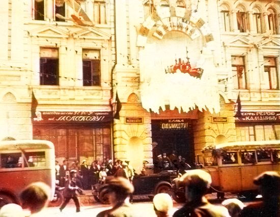 Память о владивостокских приключениях Штирлица увековечена в арт-объекте, появившемся как раз напротив той самой гостиницы, которая успела побыть «Челюскиным» и вновь стала «Версалем», - на углу здания № 8 на ул. Светланской