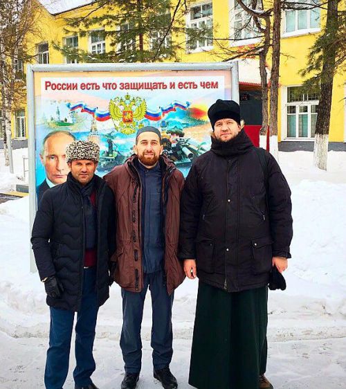 Постпред правительства Республики Дагестан Бейдулах Исаев, заместитель муфтия Дальнего Востока Магомедрасул Гимбатов и полковой священник отец Стахий (слева направо).