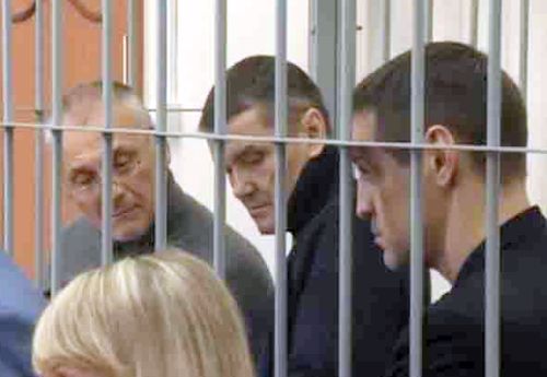 По решению суда ближайшие годы Хорошавин, Карепкин и Икрамов (слева направо) проведут в колонии строгого режима.