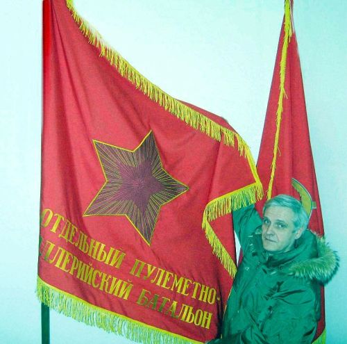 Большой подарок в виде копий боевых знамен сделал житель Москвы Максим Зубрилов