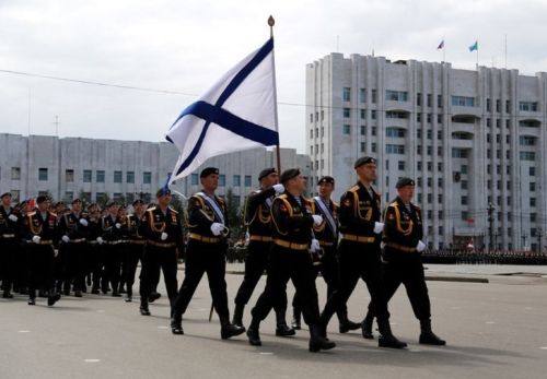 Бойцы в/ч 10103 несут флаг Тихоокеанского флота на параде в Хабаровске. Фото: voinskayachast.net
