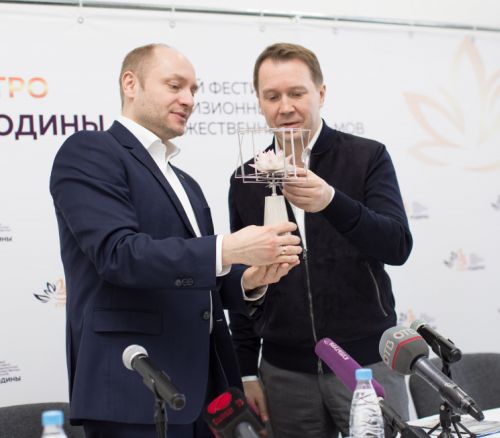 Глава Минвостокразвития Александр Галушка (слева) вручает приз актеру Евгению Миронову за роль в "Идиоте". Фото НСН