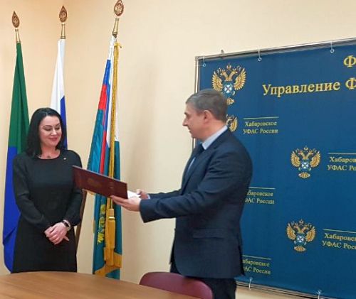 Руководитель Хабаровского УФАС России Елена Клостер награждена директором ФСБ России. Грамоту вручил начальник УФСБ России по Хабаровскому краю генерал-лейтенант Андрей Серёжников.