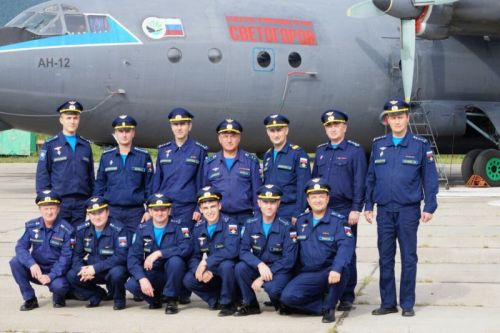 Военнослужащие смешанной авиационной эскадрильи и экипаж Ан-12БК «Спасатель челюскинцев летчик Светогоров», август 2017 года.