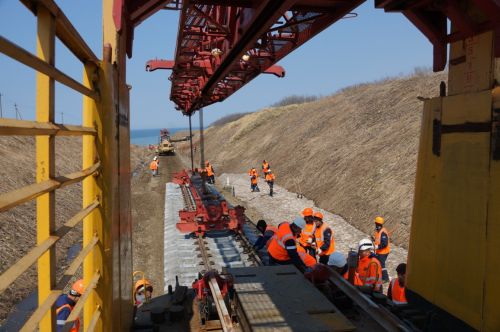 Укладка рельсошпальной решетки под совмещенную колею 1067/1520 мм на Сахалине идет уже 15 лет. За этот период уложено более 600 км пути. Фото автора