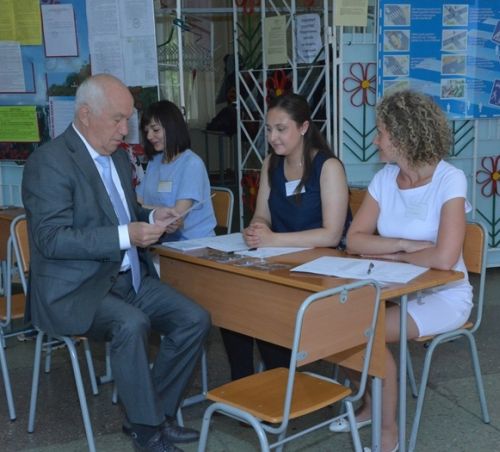 Мэр Хабаровска Александр Соколов одним из первых проголосовал на воскресных праймериз партии власти. Фото пресс-службы ХРО ЕР