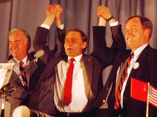 Губернатор Купер (справа), мэр поселка Провидения Олег Кулинкин (в центре) и сенатор Фрэнк Меркауски во время «Перелета дружбы» в июне 1988 года, Дом культуры поселка Провидения. Фото Уилбура Гаррета, National Georgraphic.