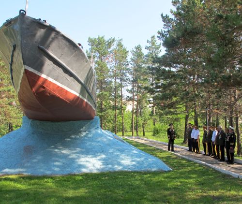 Особое внимание было уделено главному символу краснофлотцев - «Бронекатеру-302», экипаж которого встретил День Победы у стен рейхстага, а 30 лет спустя навсегда «бросил якорь» в дальневосточной столице