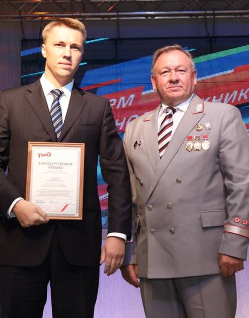 Начальник ДВЖД Николай Маклыгин поблагодарил за работу главу Железнодорожного района Хабаровска Дениса Андреева (слева)